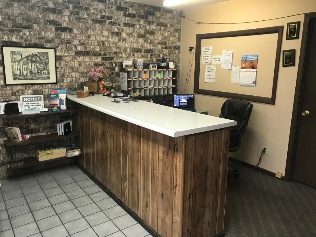 Budget Host Village Inn Main image 2